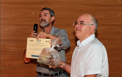 Zanotto honors researchers in the 40th anniversary of the Laboratory of Vitreous Materious at UFSCar.