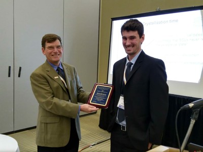 Ricardo Lancelotti receives the Alfred R Cooper´s award for undergraduate students researching in the glass area.