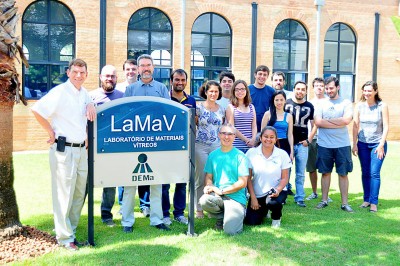 LAMAV´s group and Professor Steve Martin in front the LAMAV´s Lab at Federal University of São Carlos.